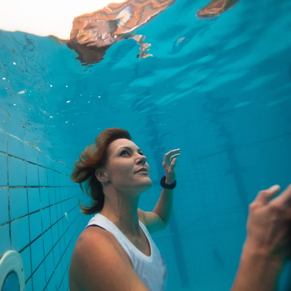 Sous l'eau dans une piscine — Photo