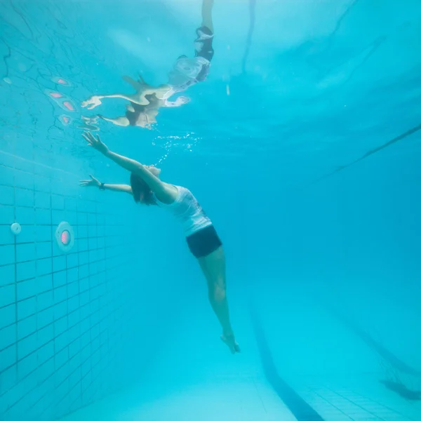 Subaquático em uma piscina — Fotografia de Stock