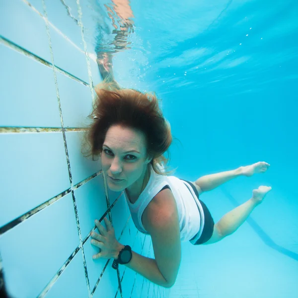 Onderwater in een pool — Stockfoto
