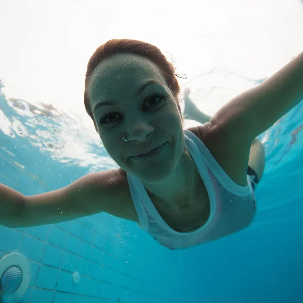Bajo el agua en una piscina — Foto de Stock
