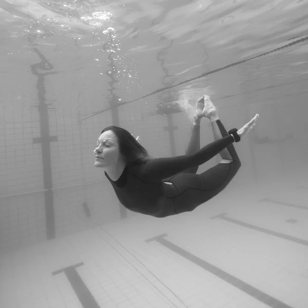 Subaquático em uma piscina Imagem De Stock