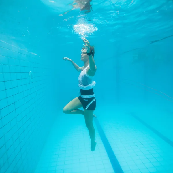 Subaquático em uma piscina Fotos De Bancos De Imagens