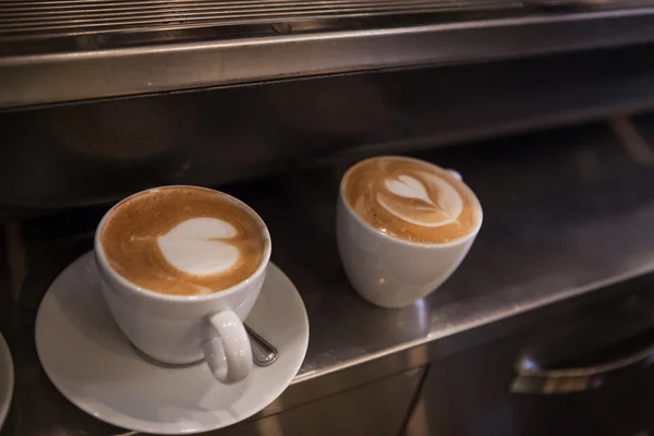 Heerlijke koffie cups met hart — Stockfoto