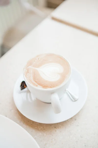 Xícara de café delicioso com um coração — Fotografia de Stock
