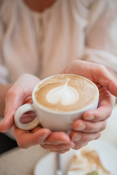 Kopje heerlijke koffie met een hart — Stockfoto