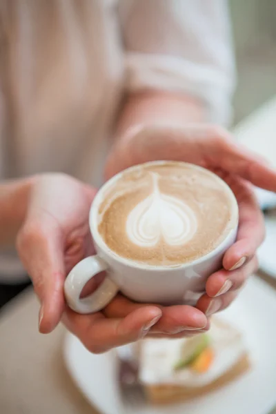 Kopje heerlijke koffie met een hart — Stockfoto