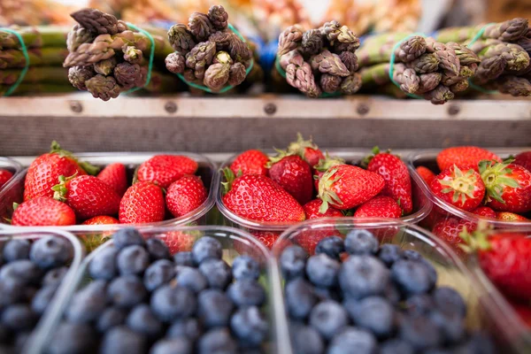 Fresas, arándanos y espárragos —  Fotos de Stock