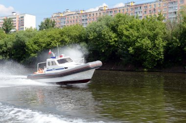 İç asker Mia Rusya Moskova Nehri üzerinde tekne deniz parçalar.
