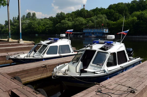 Botes de policía en el muelle. Policía rusa mantiene el orden en las vías navegables del país, garantizando la seguridad de los turistas y la prevención de accidentes . —  Fotos de Stock