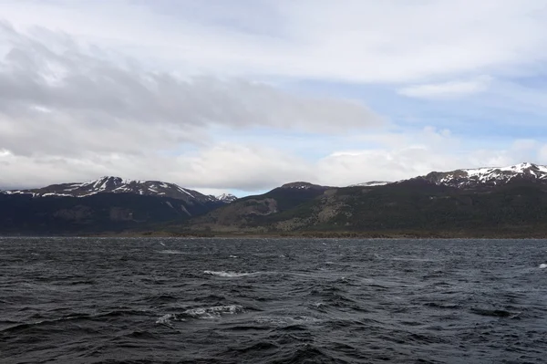 O canal Beagle separando a ilha principal do arquipélago de Tierra del Fuego e deitado ao sul da ilha . — Fotografia de Stock