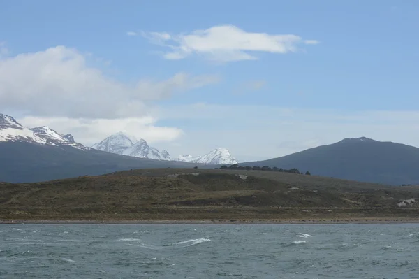 Beagle kanál oddělující hlavním ostrovem souostroví Tierra del Fuego a ležící na jih od ostrova. — Stock fotografie