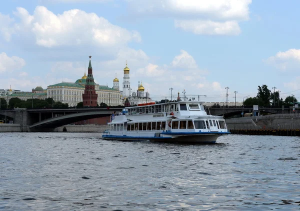 Plezierboot op de Moskouse rivier. — Stockfoto