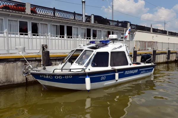 Water politie patrouilleboot over de Moskou rivier. — Stockfoto