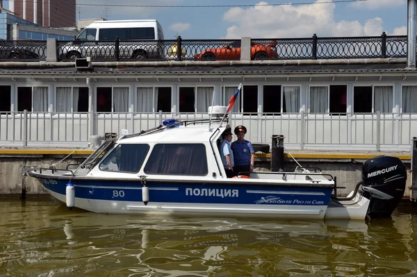 Patrouillenboot der Wasserpolizei auf dem Fluss Moskau. — Stockfoto