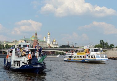 Moskova Nehri üzerinde zevk tekneler.
