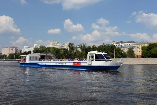 Das wandelnde Dampfschiff "Capital-1" auf dem Moskauer Fluss. — Stockfoto