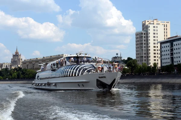 Zevk tekne Moskova Nehri üzerinde "güzellik". — Stok fotoğraf