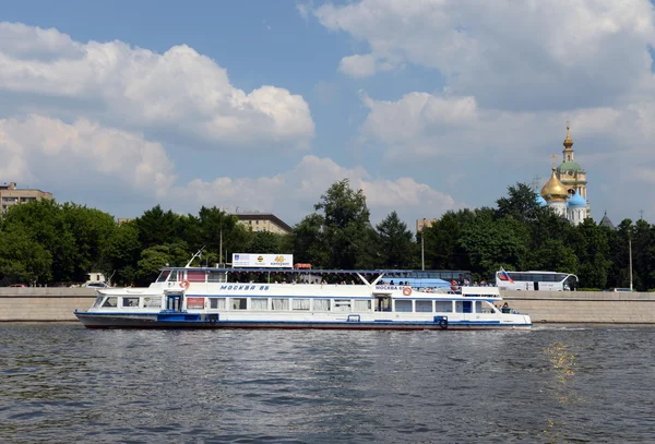 Лодка удовольствия на реке Москва. — стоковое фото