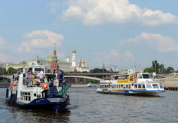 Ausflugsboote auf dem Fluss Moskau. — Stockfoto