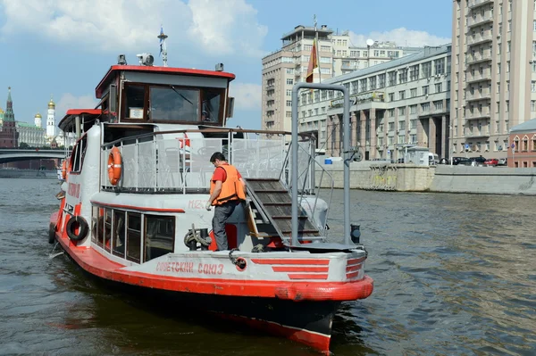Das Boot "Sowjet-Union" auf dem Fluss Moskau. — Stockfoto