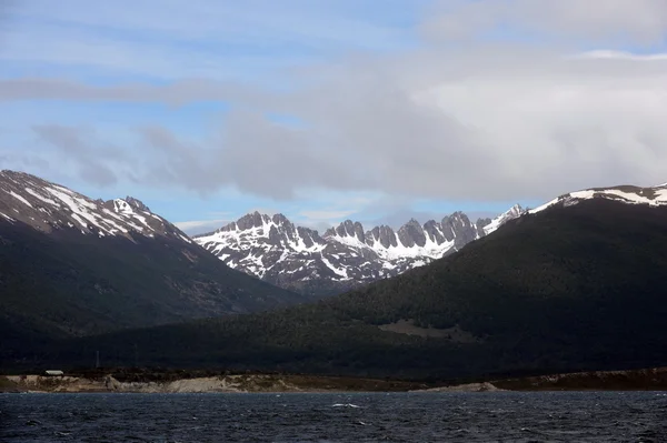 Isla Navarino se encuentra al sur de la isla de Tierra del Fuego (Isla Grande) a través del Estrecho de Beagle y al norte del cabo cuerno . —  Fotos de Stock