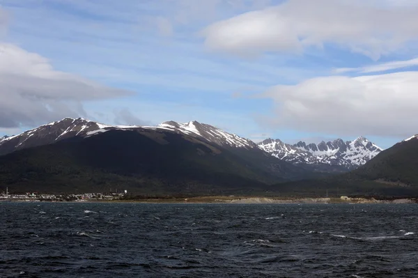 Isla Navarino se encuentra al sur de la isla de Tierra del Fuego (Isla Grande) a través del Estrecho de Beagle y al norte del cabo cuerno . — Foto de Stock