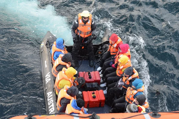 Turister stiga från kryssningsfartyg "Via Australis" på Kap horn. — Stockfoto