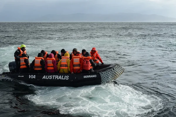 Turister stiga från kryssningsfartyg "Via Australis" på Kap horn. — Stockfoto
