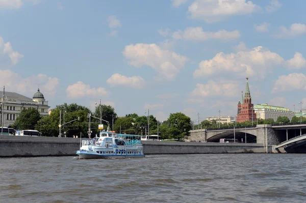 Moskova Kremlin ve limanda görünümü. — Stok fotoğraf