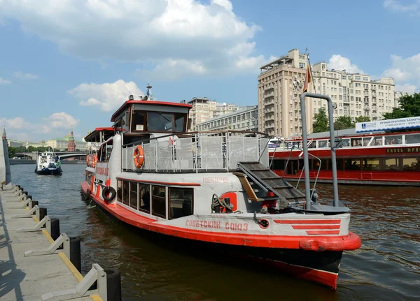 Das Boot "Sowjet-Union" auf dem Fluss Moskau. — Stockfoto