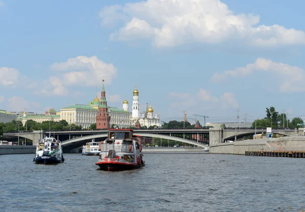 Barcos de recreo en el río Moscú . — Foto de Stock