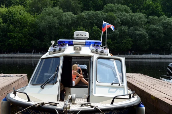 Singer Irina Ortman on a boat on the river Moscow — Stock Photo, Image