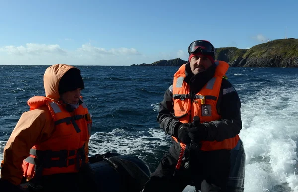 Tourists disembark from cruise ship "Via Australis" on Cape horn. — Stock Photo, Image