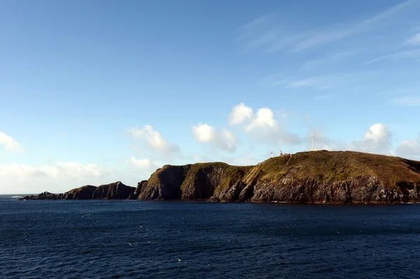 Kända fyren vid Cape Horn - den sydligaste punkten på ögruppen Tierra del Fuego, tvättade av vatten Drake passagen. — Stockfoto