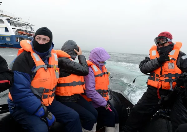 Turis turun dari kapal pesiar "Via Australis" di Cape horn. Tanjung Horn - titik paling selatan dari kepulauan Tierra del Fuego . — Stok Foto