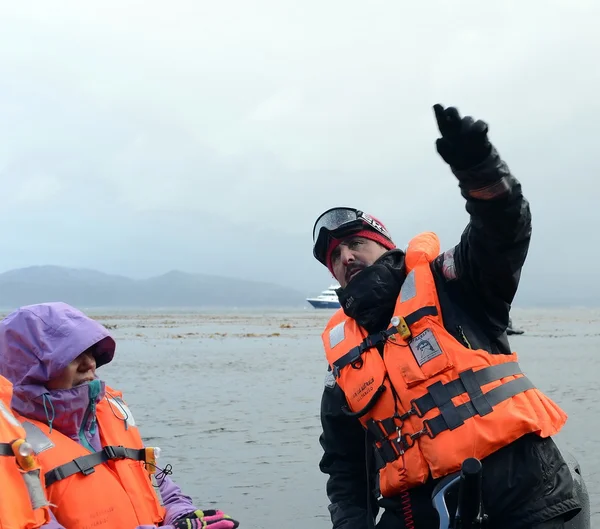 Turister stiga från kryssningsfartyg ”Via Australis” på Kap horn. Kap Horn - den sydligaste punkten i ögruppen Tierra del Fuego. — Stockfoto
