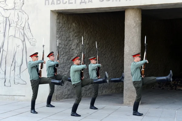 De verandering van de bewakers bij Mamajev heuvel in Volgograd. — Stockfoto