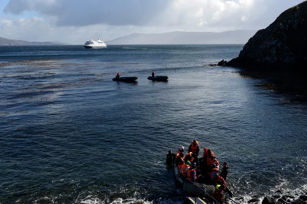 Tourists disembark from cruise ship on Cape horn. — Stock Photo, Image