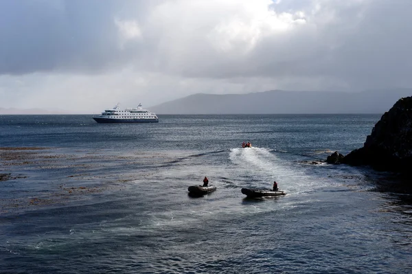 Touristen steigen am Kap Horn von Kreuzfahrtschiff "via australis" aus. — Stockfoto