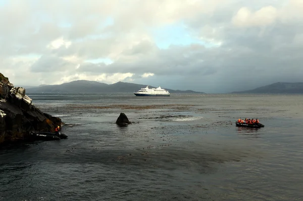 Tourists disembark from cruise ship "Via Australis" on Cape horn — Stock Photo, Image