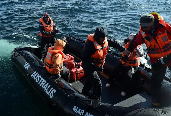 Turister stiga från kryssningsfartyg "Via Australis" på Kap horn — Stockfoto