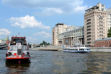 Moskova Nehri üzerinde zevk tekneler.