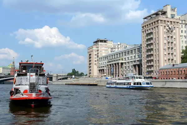 Moskova Nehri üzerinde zevk tekneler.
