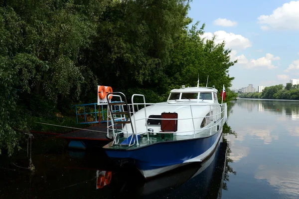 Łódź morskie części wojsk wewnętrznych Mia Rosji na rzece Moskwa. — Zdjęcie stockowe