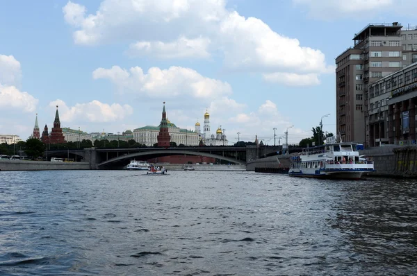 Vista del Kremlin de Moscú y el puente de piedra grande . — Foto de Stock