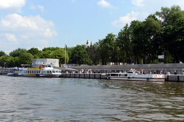 Pleasure boats at the pier of the Central recreation Park named after Gorky in Moscow — Stock Photo, Image