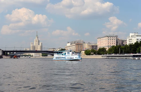 Лодка "Алина танго" на реке Москва . — стоковое фото