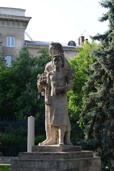伏尔加格勒天文馆的石石灰华雕塑. — 图库照片