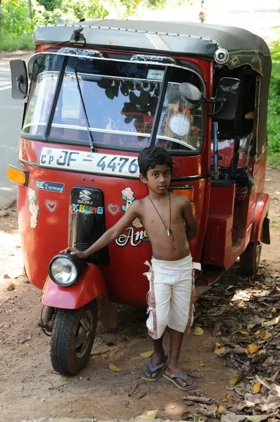 Niño desconocido de la aldea en la isla de Sri Lanka . — Foto de Stock
