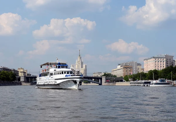 The boat "Wind rose" on the river Moscow. — Stock Photo, Image